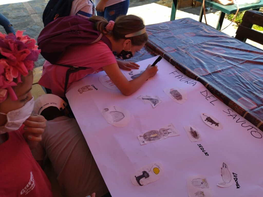 I bambini in fase di studio e divertimento durante le esperienze e l'apprendimento nei laboratori all'aperto.